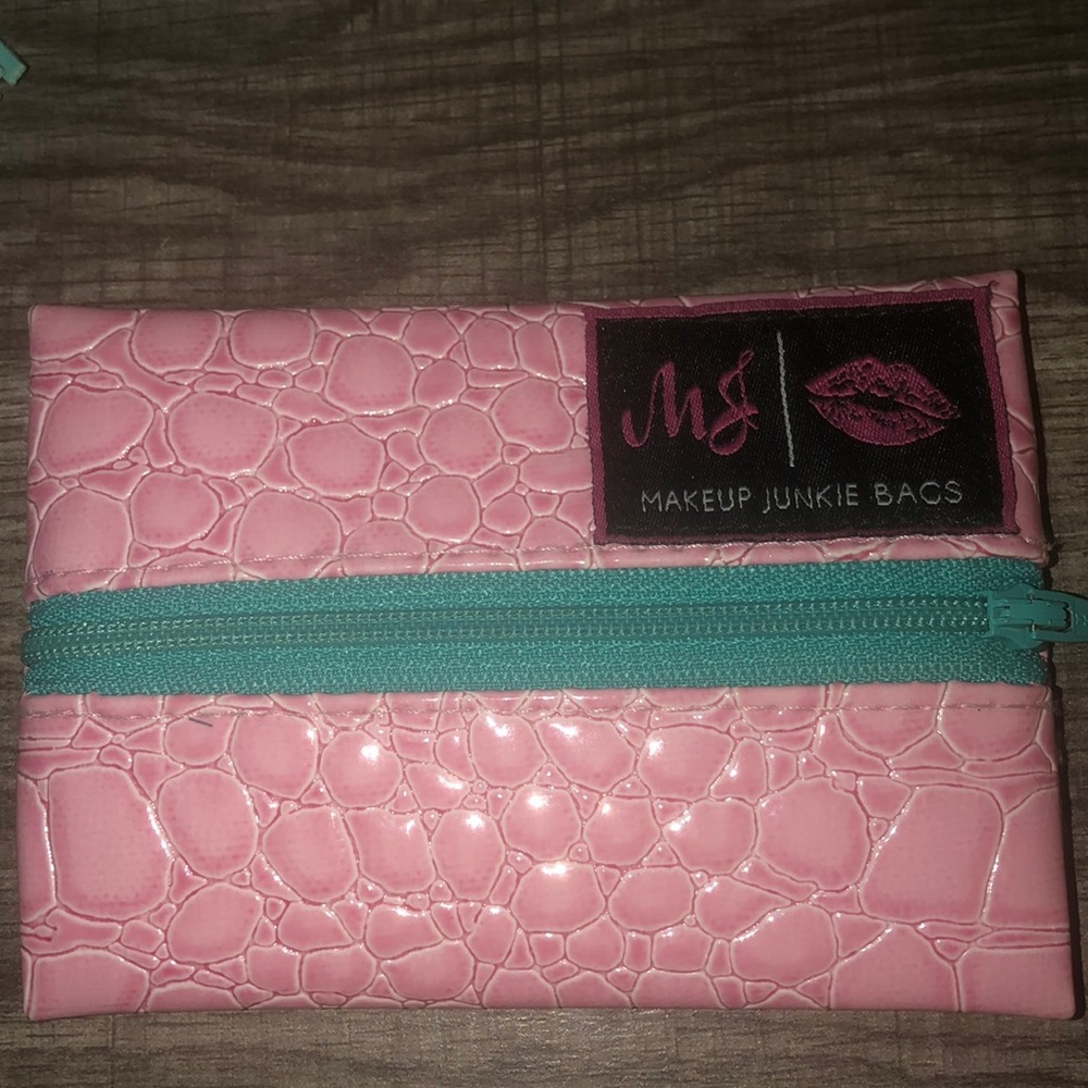 Makeup junkie Blush micro with teal zipper